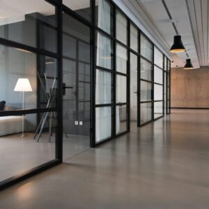 Equipo inmobiliario en oficina